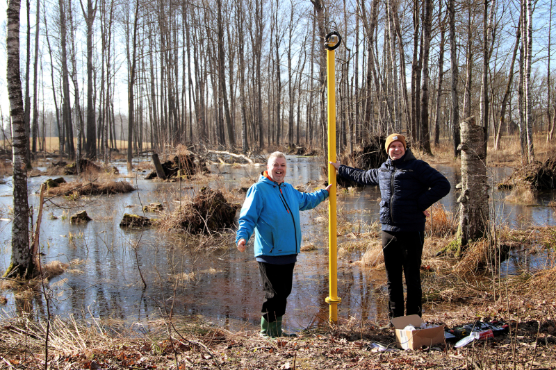 ZPR un RTU pārstāvji pie uzstādītā sensora Vallē