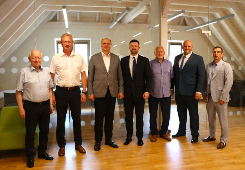 Zemgales plānošanas reģiona Attīstības padomes locekļu kopīga fotogrāfija sanāksmju telpās.