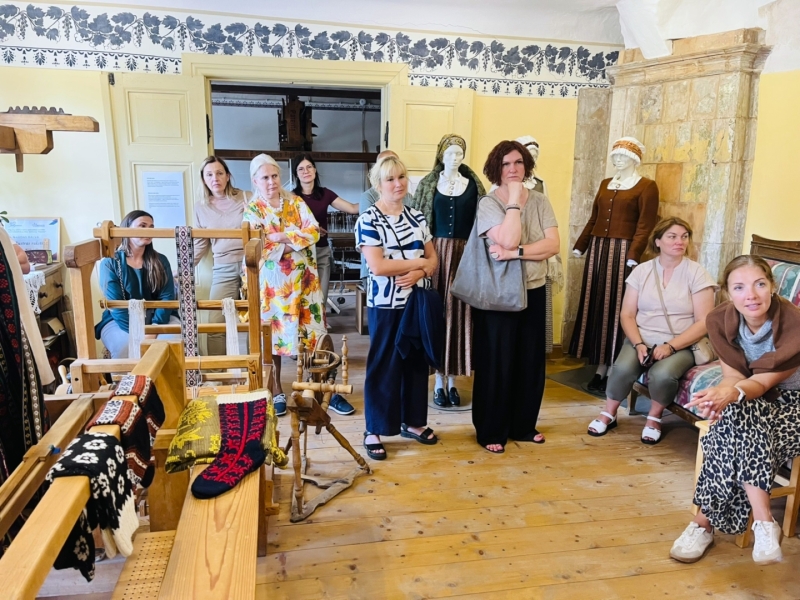 Kurzemes pašvaldību speciālisti vizītē SIA “Austras raksti”, iepazīstot tradicionālo amatniecību un tekstilizstrādājumus.