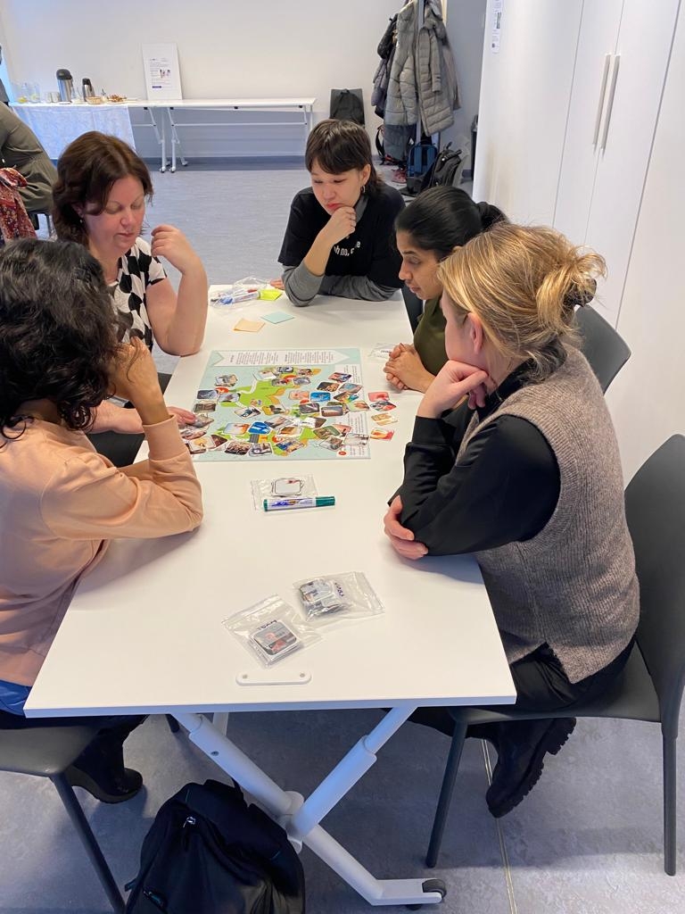 Cemewe projektā imigrantes spēlē nodarbinātības spēli