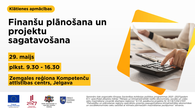 Plakāts par klātienes apmācībām ‘Finanšu plānošana un projektu sagatavošana’. Norādīts datums 29. maijs, laiks plkst. 9.30–16.30 un norises vieta – Zemgales reģiona Kompetenču attīstības centrs Jelgavā. Labajā pusē redzama persona, kas strādā ar kalkulatoru un dokumentiem, simbolizējot finanšu plānošanu un projektu izstrādi. Apakšā izvietoti Eiropas Savienības un partneru logotipi