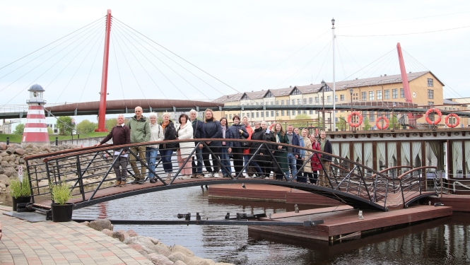 Projekta NATALIE pieredzes apmaiņas vizītes dalībnieki uz tiltiņa pie Driksas upes kanāla Jelgavā.