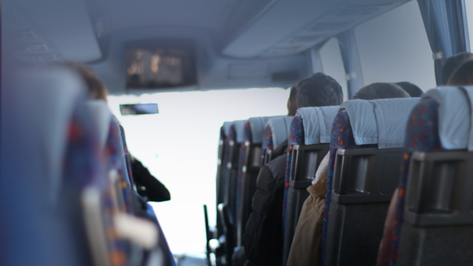 Autobusa salons ar pasažieriem grupas brauciena laikā.