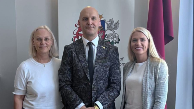 Diasporas tikšanās Londonā – kopīgā foto Rīgas plānošanas reģiona remigrācijas koordinatore, Latvijas vēstnieks Apvienotajā Karalistē un Zemgales plānošanas reģiona remigrācijas koordinatore.