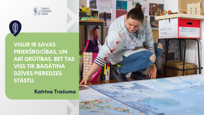 Katrīna Tračuma strādā pie mākslas darba studijā, blakus redzams citāts par dzīves pieredzes bagātināšanu.
