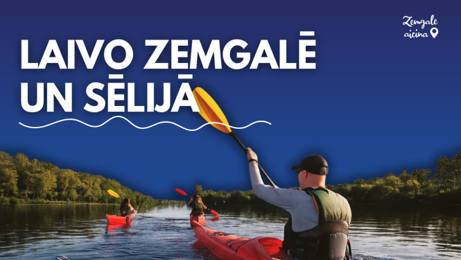 “Reklāmas vizuālis ar saukli ‘Laivo Zemgalē un Sēlijā’. Attēlā redzami trīs cilvēki, kas ar kajakiem laivo pa mierīgu upi vai ezeru, ko ieskauj zaļi meži. Priekšplānā redzams airētājs ar paceltu airi, bet fonā – vēl divi kajaki. Vizuālis aicina iepazīt Zemgales un Sēlijas dabas un aktīvās atpūtas iespējas uz ūdens.