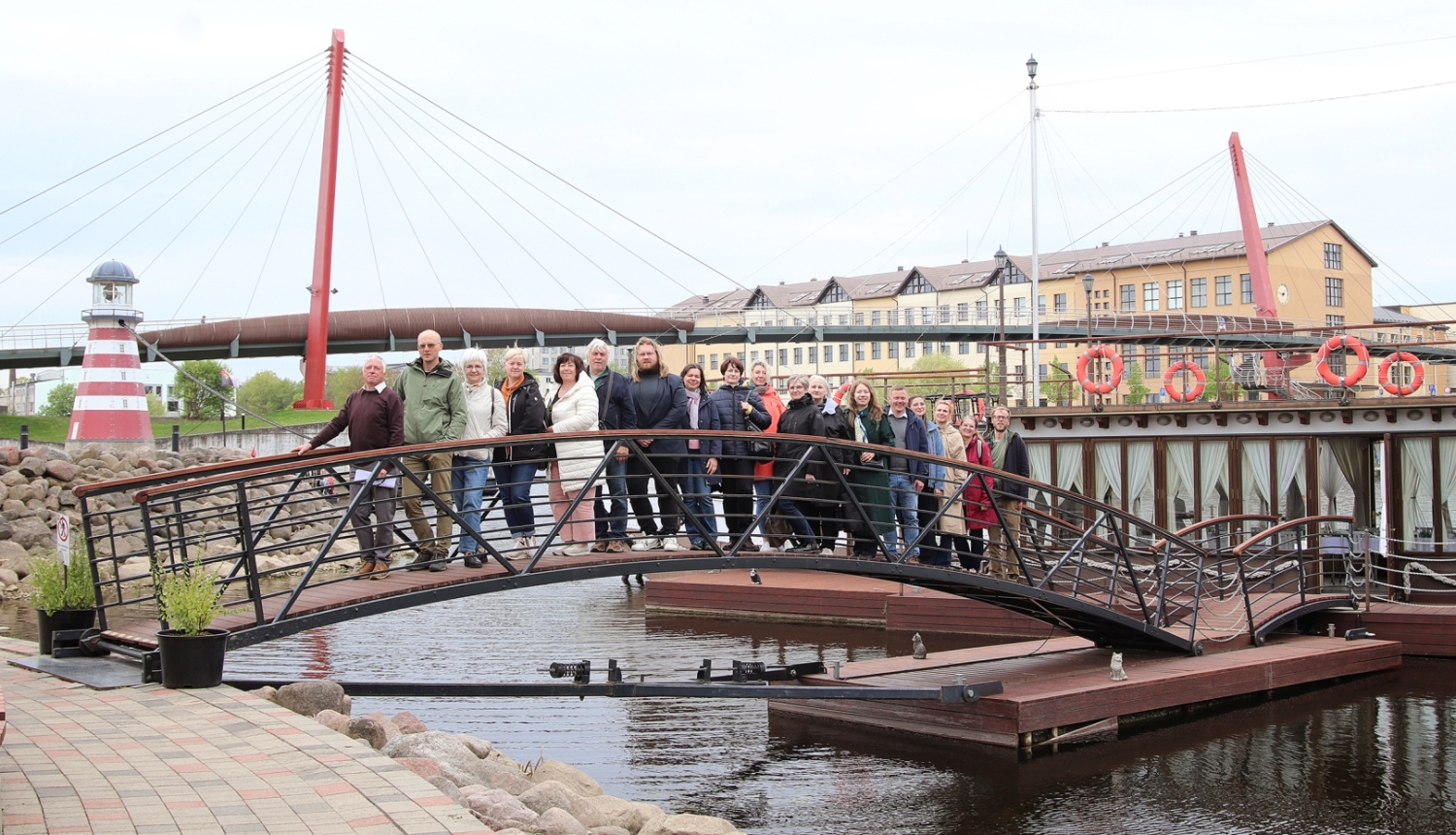 Projekta NATALIE pieredzes apmaiņas vizītes dalībnieki uz tiltiņa pie Driksas upes kanāla Jelgavā.