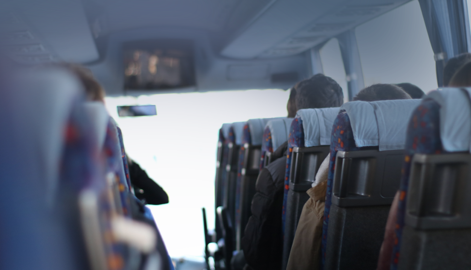 Autobusa salons ar pasažieriem grupas brauciena laikā.