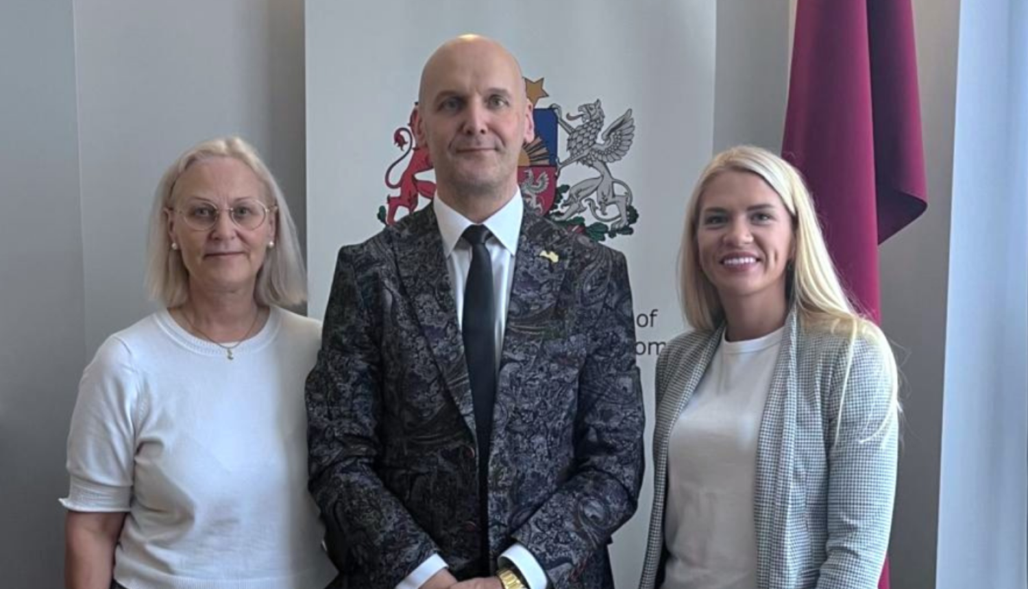 Diasporas tikšanās Londonā – kopīgā foto Rīgas plānošanas reģiona remigrācijas koordinatore, Latvijas vēstnieks Apvienotajā Karalistē un Zemgales plānošanas reģiona remigrācijas koordinatore.
