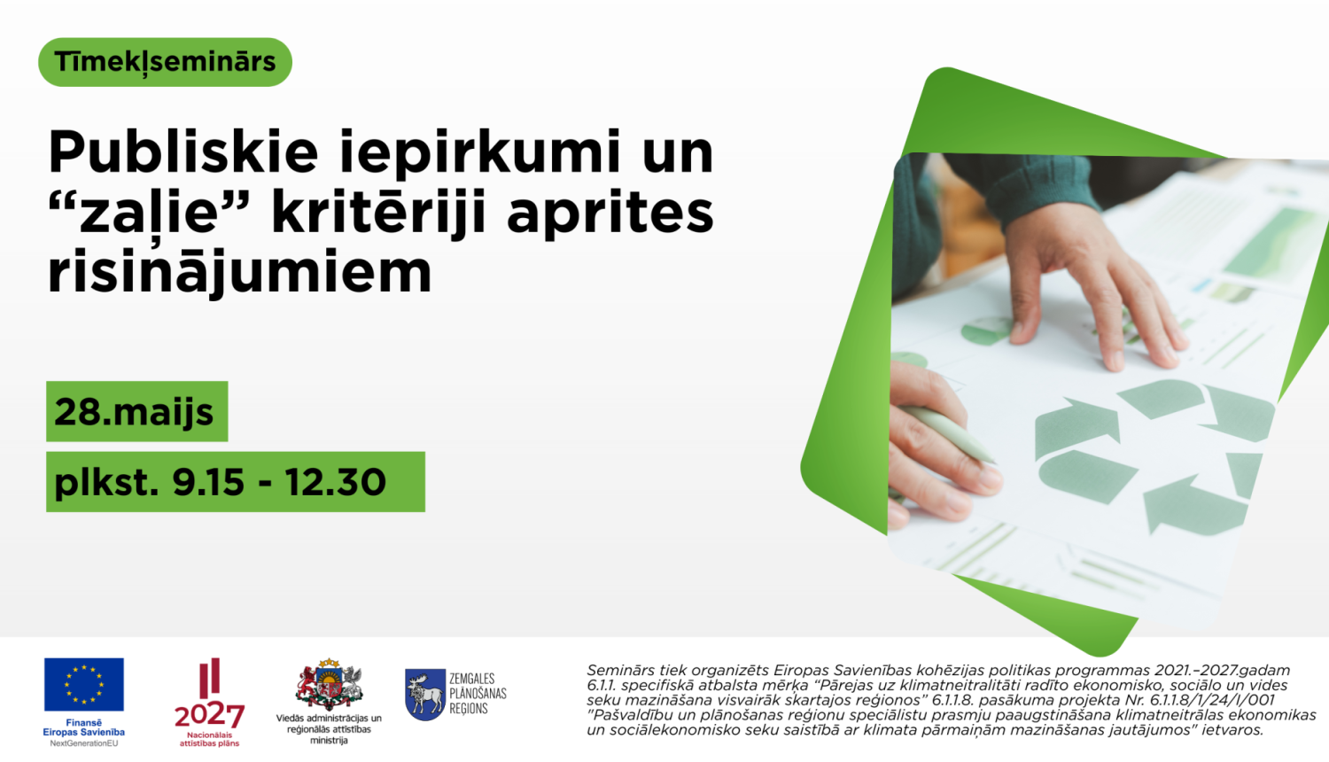 Plakāts par tiešsaistes semināru ‘Publiskie iepirkumi un “zaļie” kritēriji aprites risinājumiem’. Norādīts datums 28. maijs un laiks plkst. 9.15–12.30. Labajā pusē redzamas rokas virs dokumentiem ar pārstrādes simbolu, kas simbolizē ilgtspējīgus un apritīgus iepirkumus. Apakšā izvietoti Eiropas Savienības un partneru logotipi.