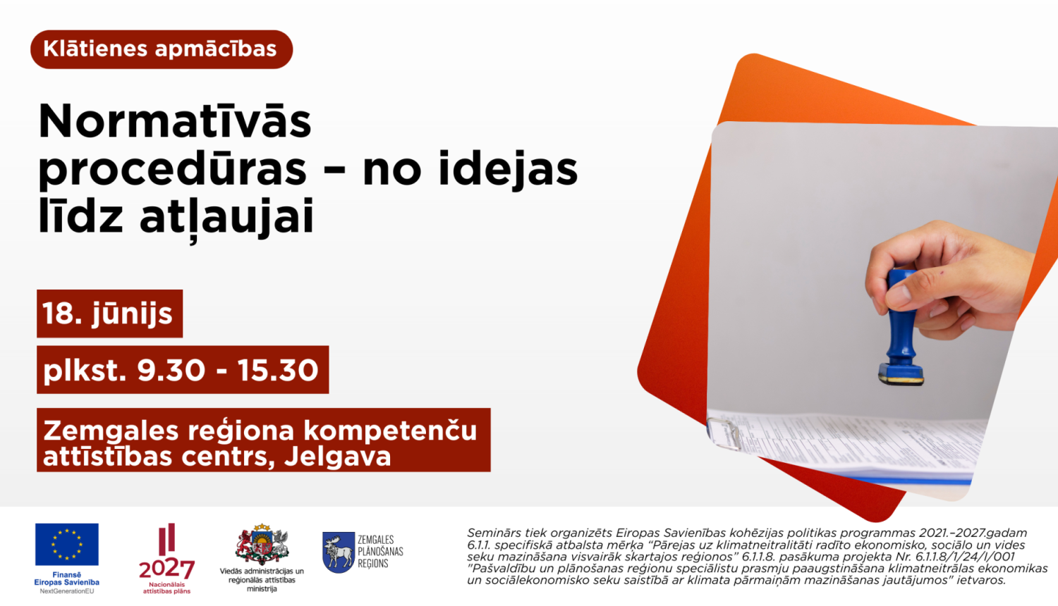 Infografika par klātienes apmācībām ‘Normatīvās procedūras – no idejas līdz atļaujai’, kas notiek 18. jūnijā no plkst. 9.30 līdz 15.30 Zemgales reģiona Kompetenču attīstības centrā Jelgavā. Labajā pusē redzama roka ar zīmogu virs dokumenta, simbolizējot atļauju izsniegšanu, dokumentu apstiprināšanu un normatīvo prasību izpildi projekta īstenošanas procesā
