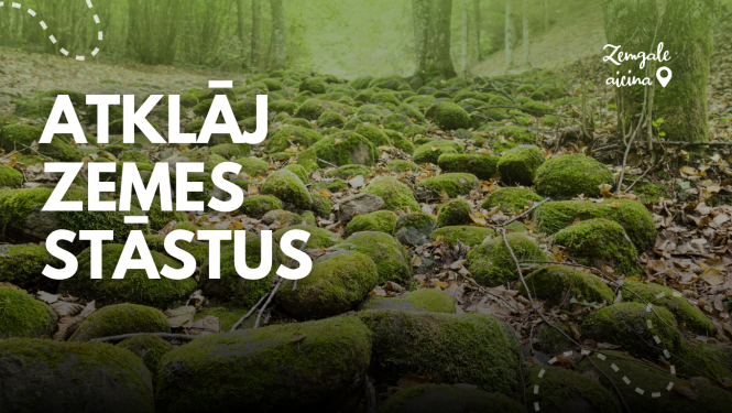 Zaļš plakāts ar uzrakstu ‘Atklāj zemes stāstus’ un ‘Zemgale aicina’. Fonā redzams mežs ar sūnām klātiem akmeņiem un koku stumbriem, radot dabas un vēsturiska mantojuma noskaņu.