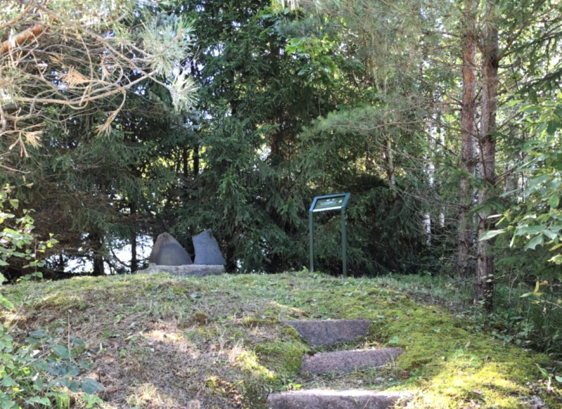 Stends ar audio gidu pie brāļu Pormaļu “Vilkaču” nacionālo partizānu grupas piemiņas vietas