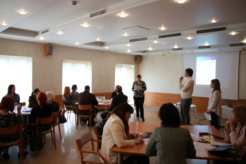 Telpā Zemgales reģiona pašvaldību pārstāvji prezentē pašvērtējuma anketas par PFAS piesārņojumu rezultātus. Projekta BalticPFASResolve projekta iesaistīto pušu darbnīca.