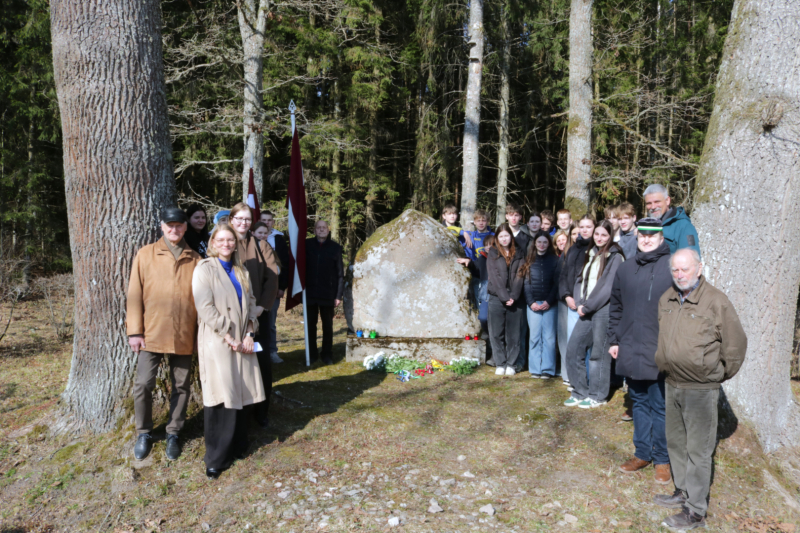 pieminot Latvijas Atbrīvošanas kara 1919. gada kauju pie Bataru mājām, jaunieši no Mežinieku skolas un citi sabiedrības pārstāvji pulcējās pie piemiņas akmens, turpinot tradīciju godināt vēstures notikumus.