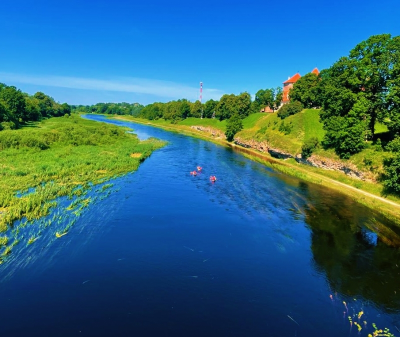 Mūsa pie Bauskas pils. Foto: laivu noma “Brāļu laivas”