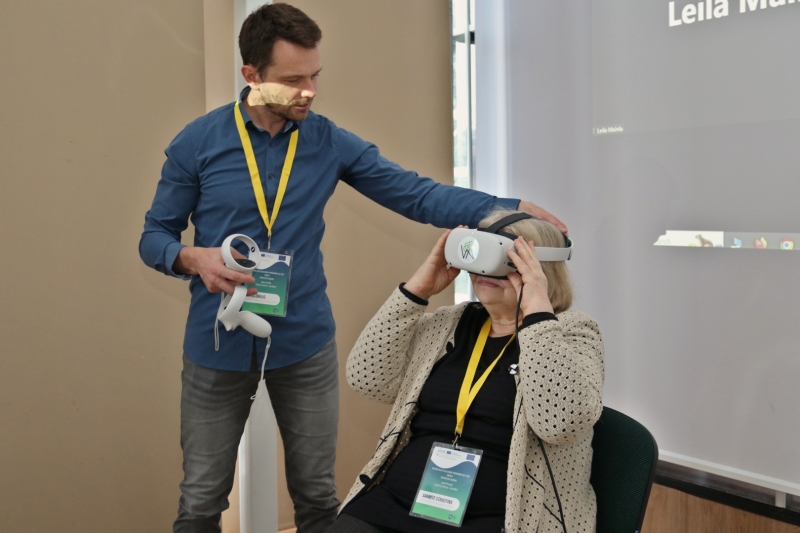 Virtuālās realitātes briļļu demonstrēšana