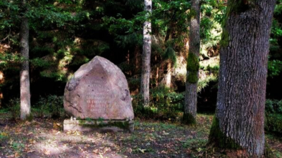 pieminas akmens