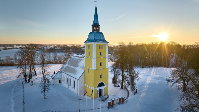 Kultūtelpa Mežotnes baznīca ziemā
