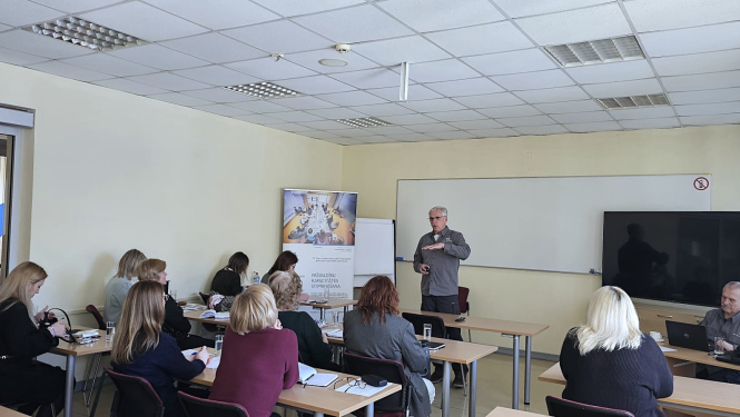 Pašvaldību speciālistu mācības par aktīvo klausīšanos – dalībnieki klasē klausās pasniedzēju.