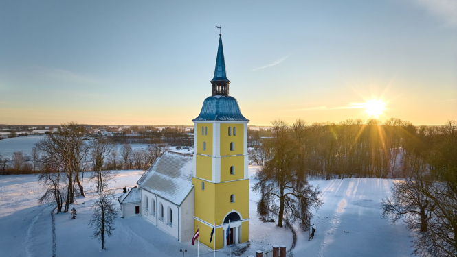 Kultūtelpa Mežotnes baznīca ziemā