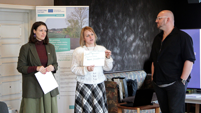 Moderators Āris Ādlers un tikšanās dalībnieces prezentē idejas jauniešu piesaistei lauku reģionos