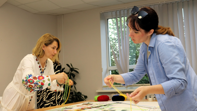 sievietes no Ukrainas strādā ar gigamapping metodi