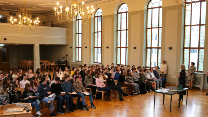 Attēls ar zinātniski pētniecisko darbu laureātu sveikšana