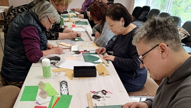 Seniori Roķišķos piedalās mākslas nodarbībā