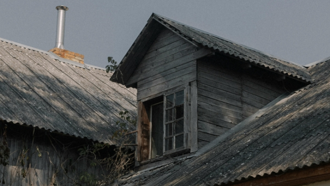 Māja ar šīfera jumtu