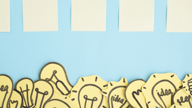 Ilustratīvs attēls ar piezīmju lapiņām un zīmējumiem ar spuldzīti. Attēls ilustrē aicinājumu pievienoties sanāksmei par Attīstības programmas labojumiem.