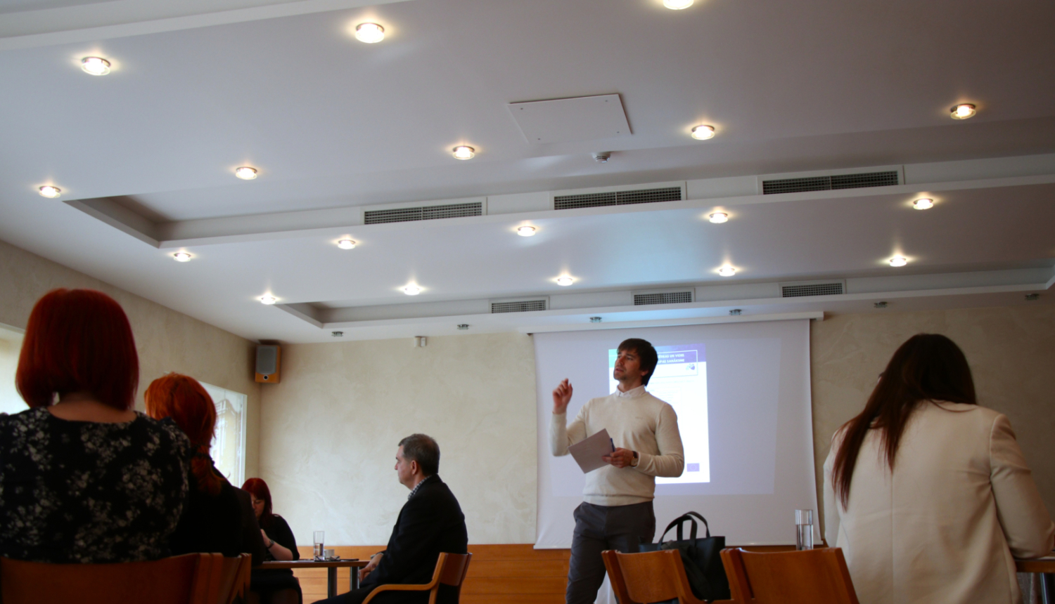 Projekta BalticPFASResolve vadītājas A.Penčura prezentē Zemgales reģiona pašvaldību pārstāvjiem projektā plānotās aktivitātes. Projekta BalticPFASResolve iesaistīto pušu darbnīca