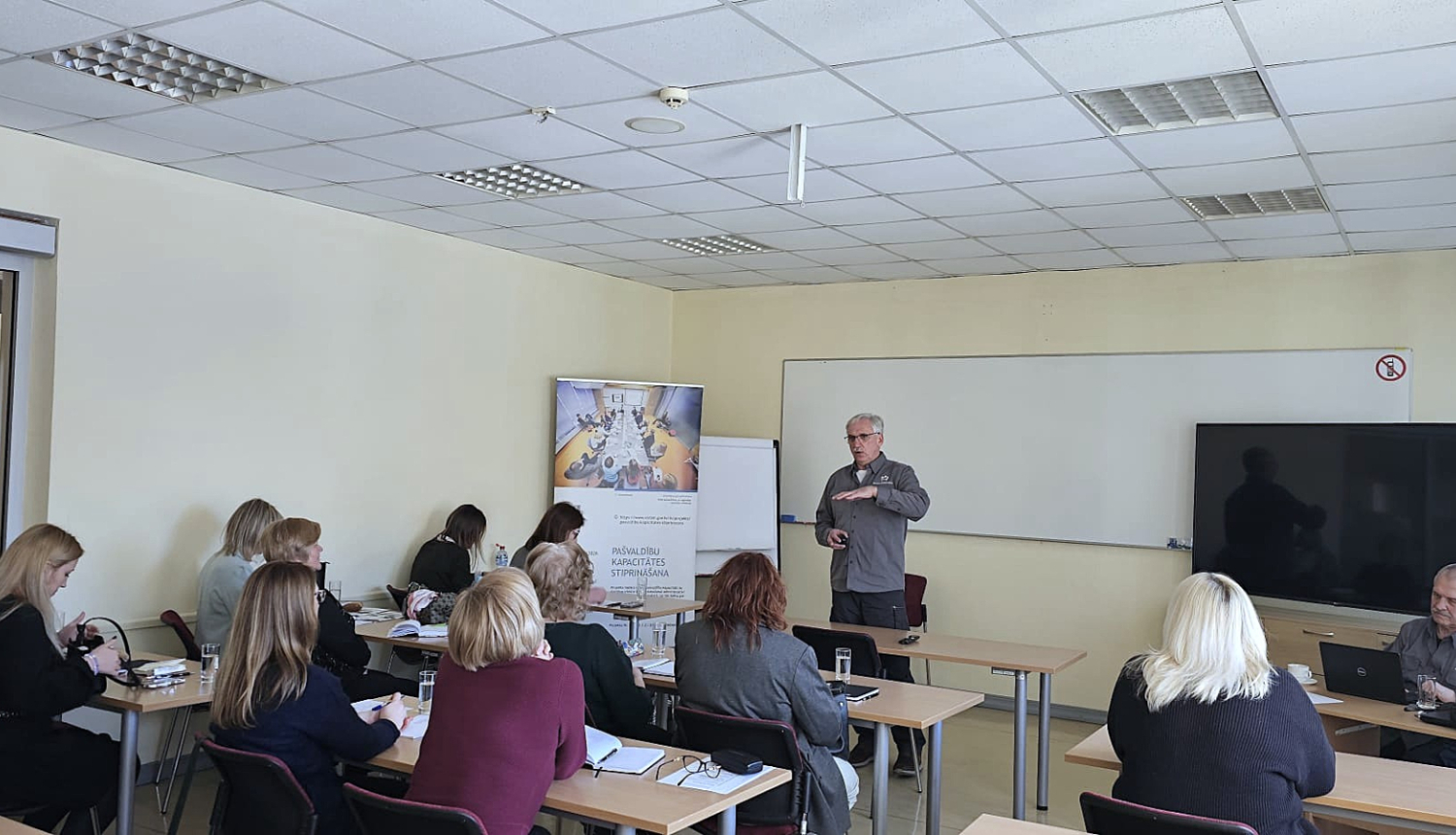 Pašvaldību speciālistu mācības par aktīvo klausīšanos – dalībnieki klasē klausās pasniedzēju.