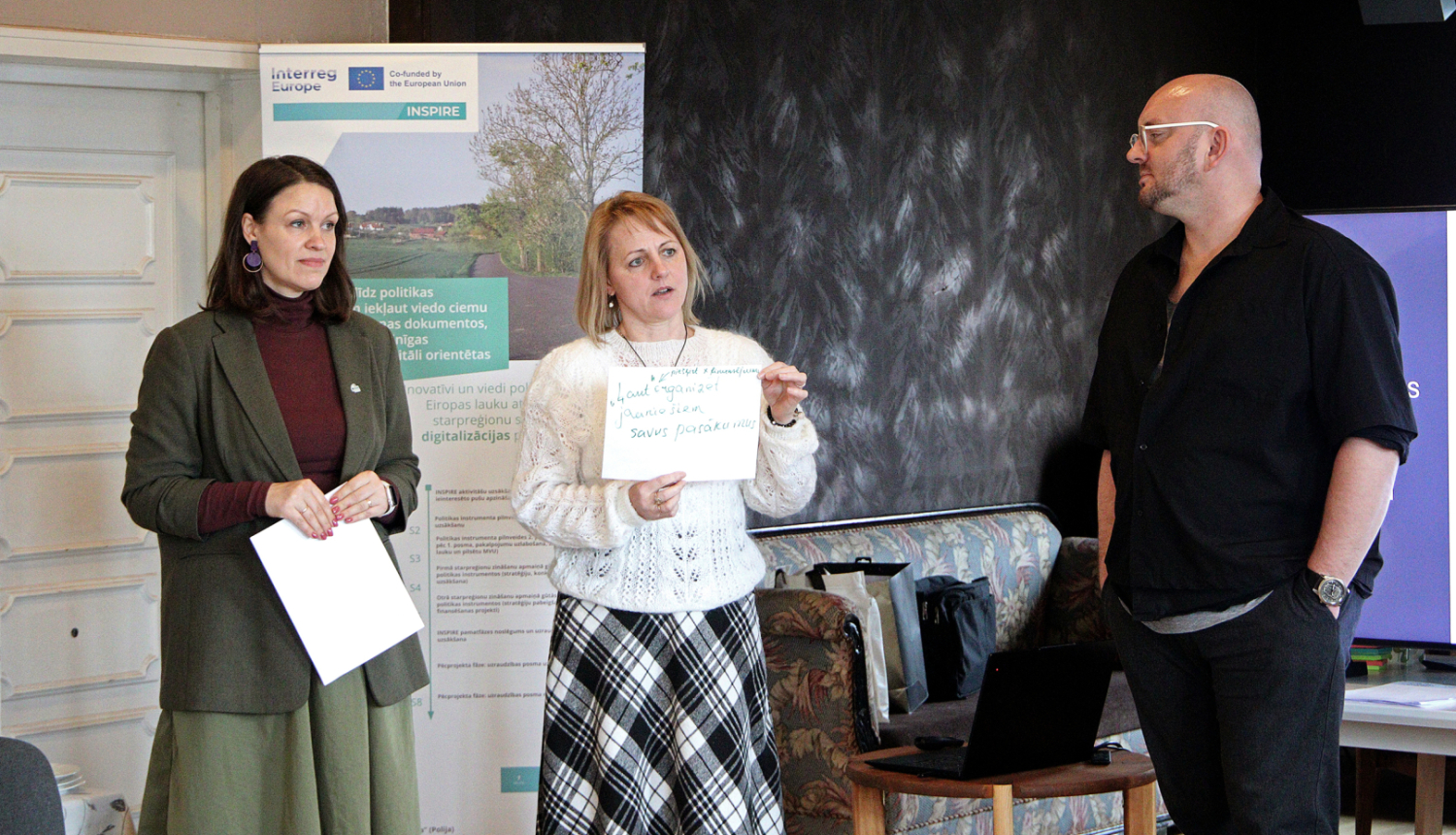 Moderators Āris Ādlers un tikšanās dalībnieces prezentē idejas jauniešu piesaistei lauku reģionos