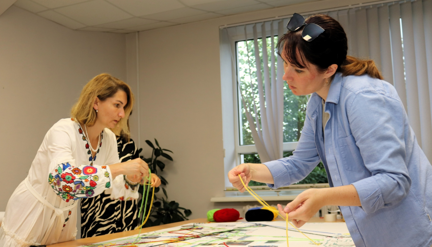 sievietes no Ukrainas strādā ar gigamapping metodi