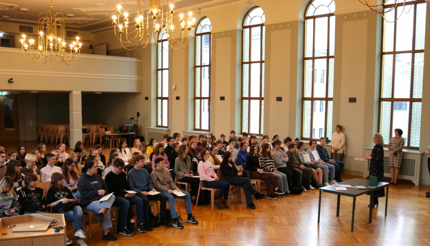 Attēls ar zinātniski pētniecisko darbu laureātu sveikšana