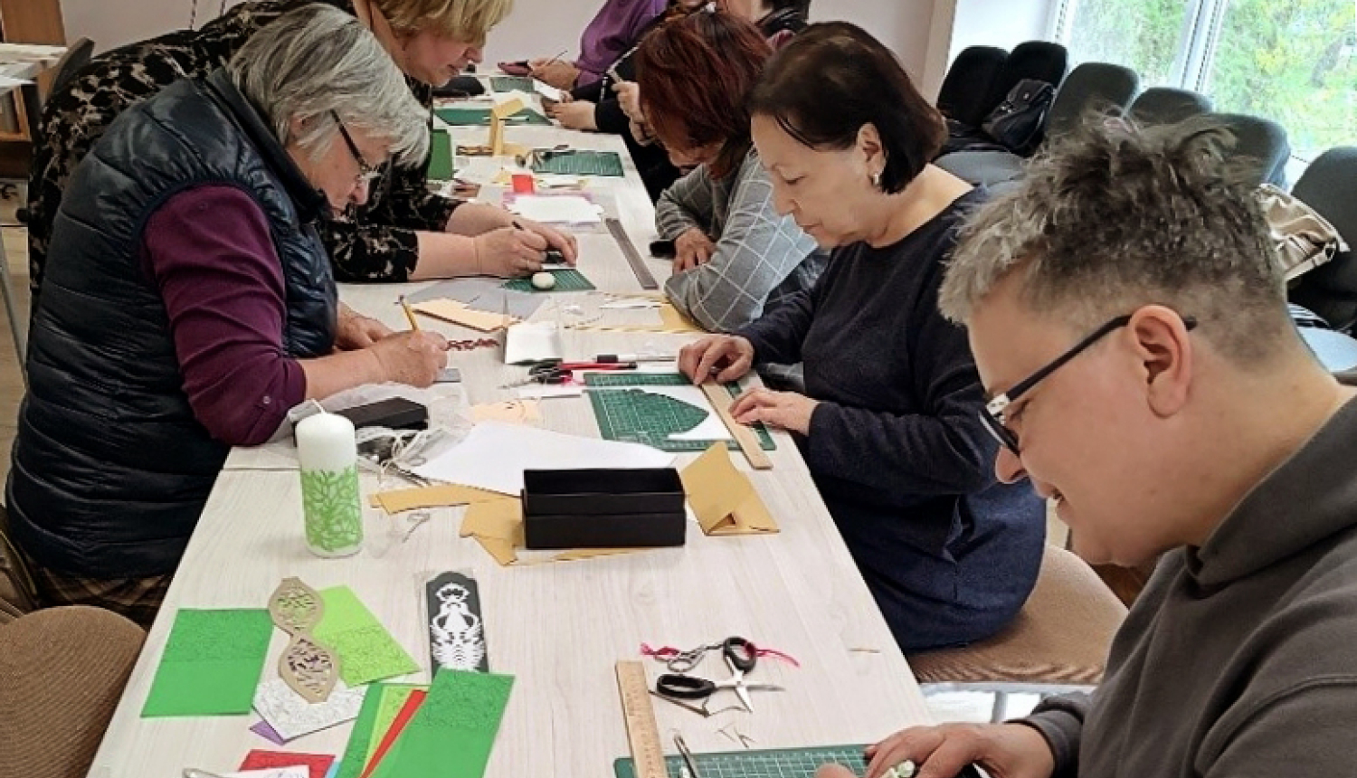 Seniori Roķišķos piedalās mākslas nodarbībā