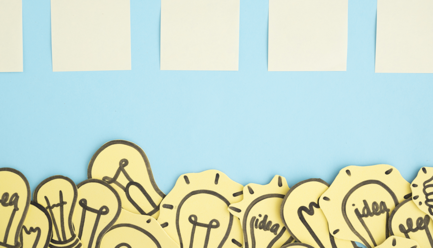 Ilustratīvs attēls ar piezīmju lapiņām un zīmējumiem ar spuldzīti. Attēls ilustrē aicinājumu pievienoties sanāksmei par Attīstības programmas labojumiem.