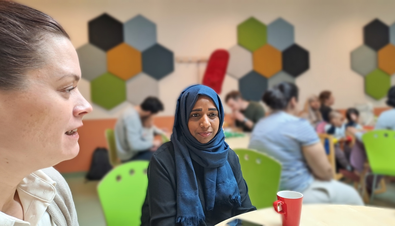 Zviedrijā sastaptā sieviete no Palestīnas sēž kafejnīcā