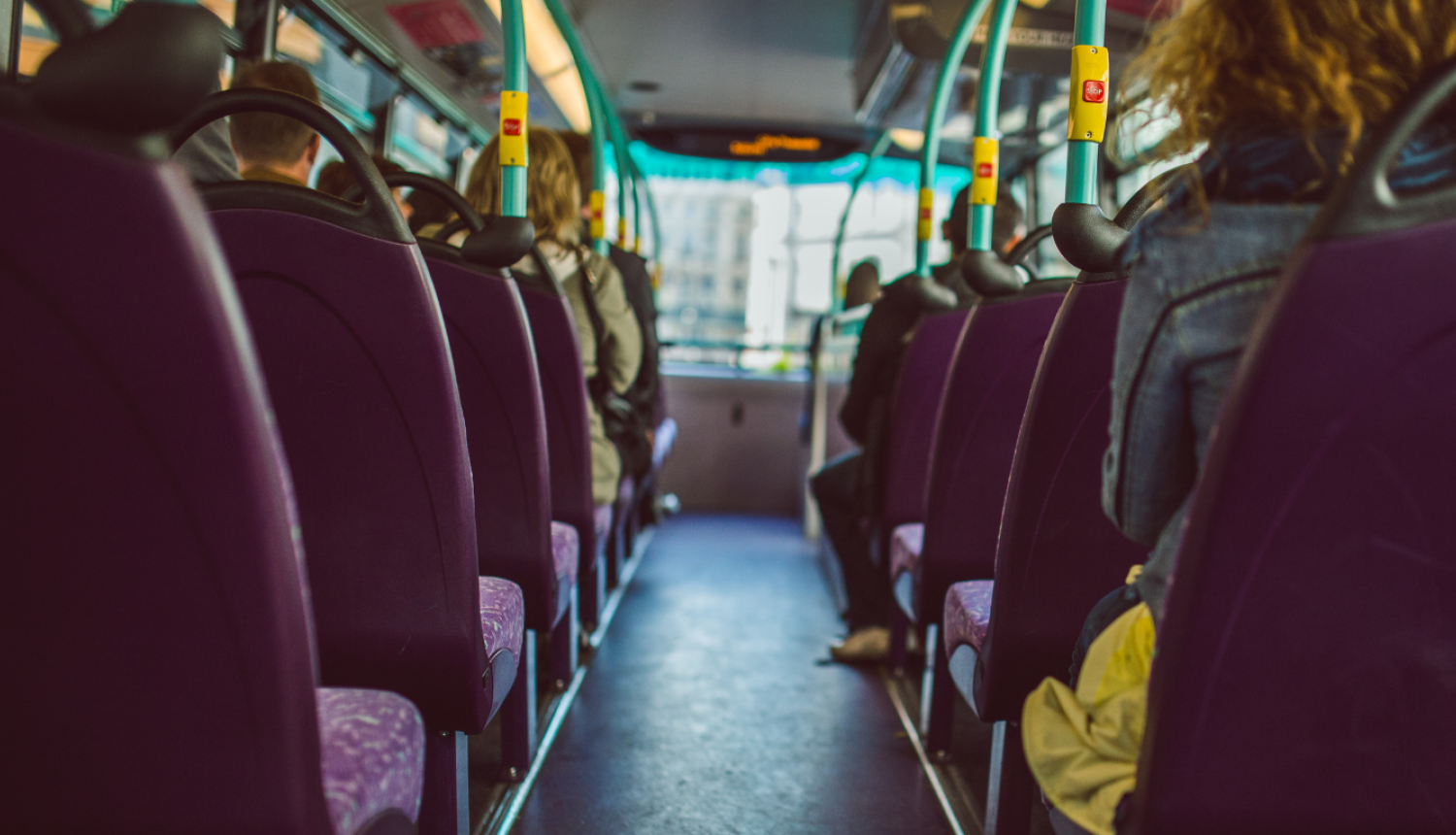 Sabiedriskā transporta izmaiņas_cilvēki autobusā